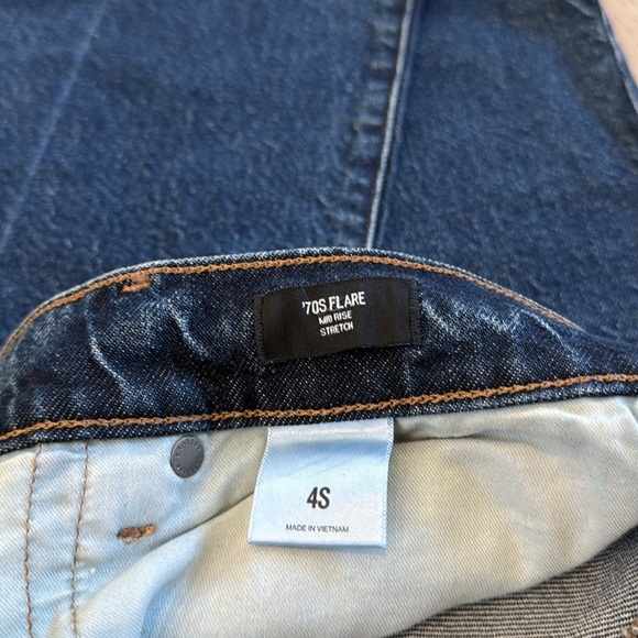 Express Mid Rise Dark Wash Raw Hem Yoke Seam 70’s Flare Jeans Size 4 Short NWT - Picture 8 of 12